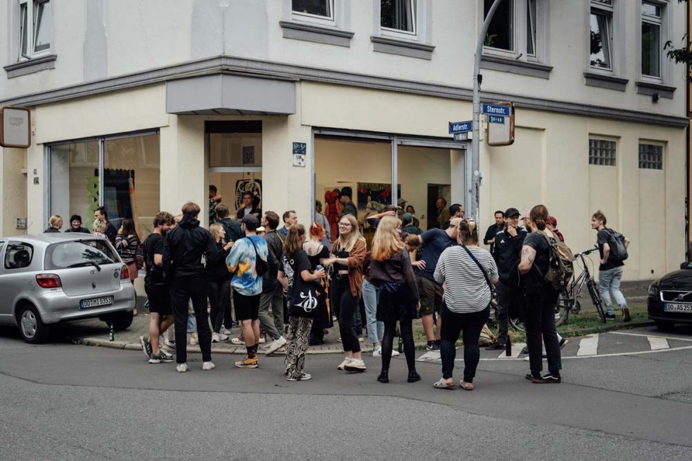 Menschengruppe vor dem Salon Atelier