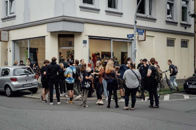 Menschengruppe vor dem Salon Atelier