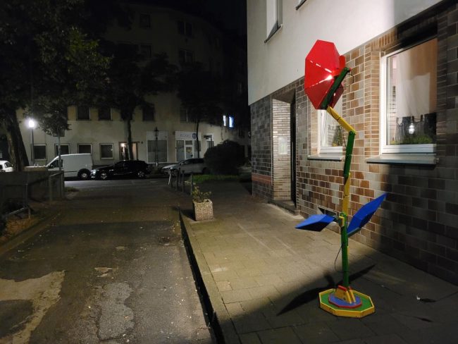 Cornelius Grau, Blume, Holz, Baumwolle, Acrylfarbe und Lack, 250 x 120 x 50, 2023