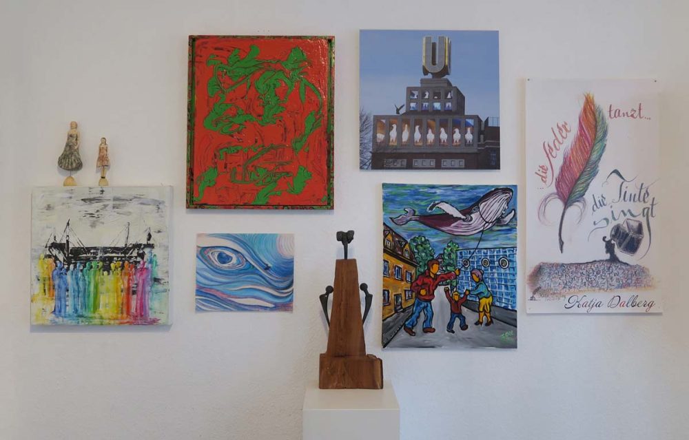 Werke der acht Künstler, 2023. Foto: Rita-Maria Schwalgin, VG Bild-Kunst 2024