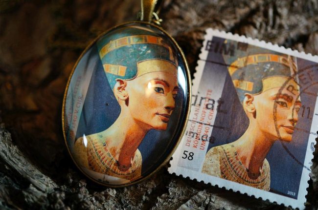 Thomas Zigahn, Nofretete, Briefmarken und Schmuckfassung, 3*4cm, 2023 (Thomas Zigahn)