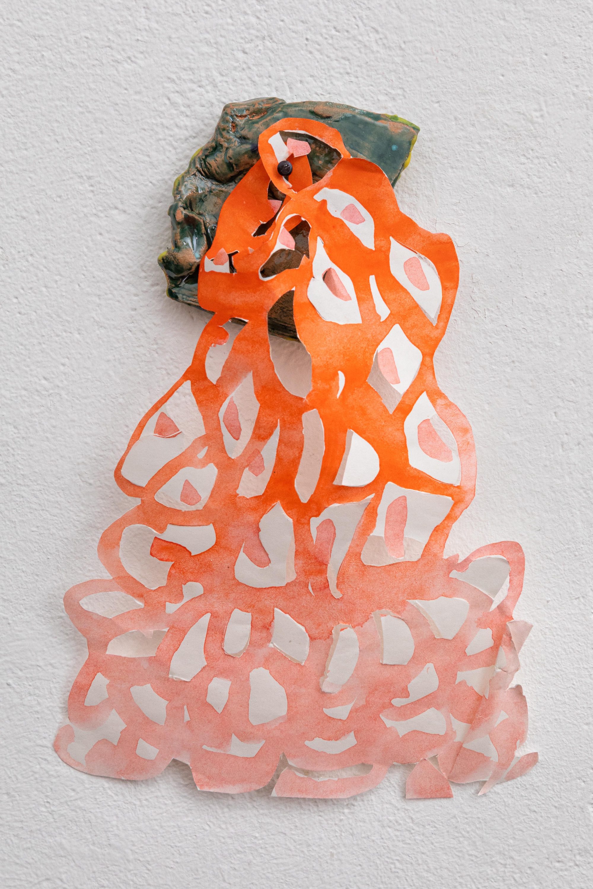 Maria Schleiner, ohne Titel, ca. 21 x 12 x 4 cm, Keramik, Papiercut, Aquarellfarbe, 2025, Foto: Hannes Woidich