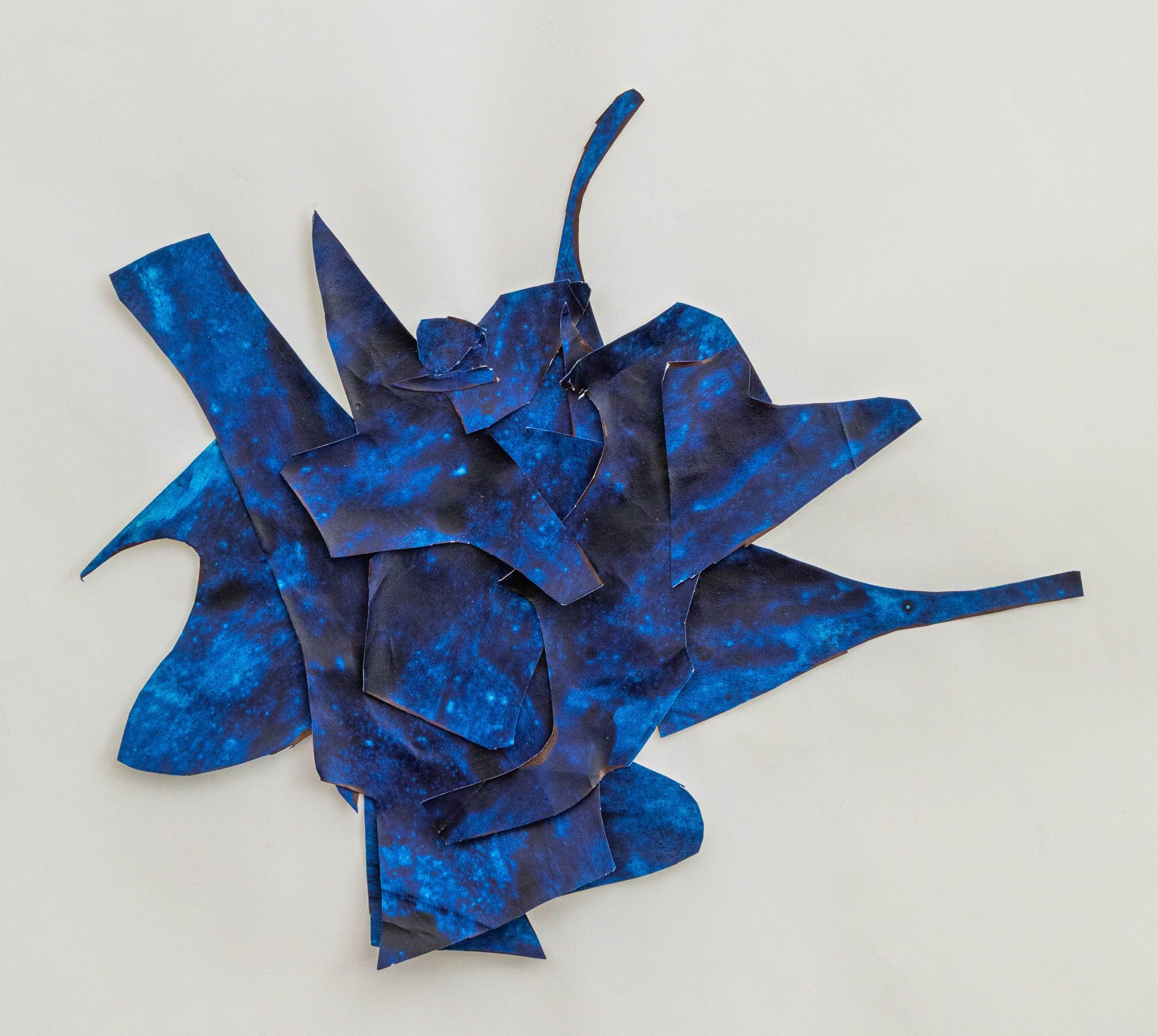 Maria Schleiner, Paris blue, 20 x 20 cm, Dünndruckpapier, Papiercut, Collage, 2025,  Foto: Hannes Woidich