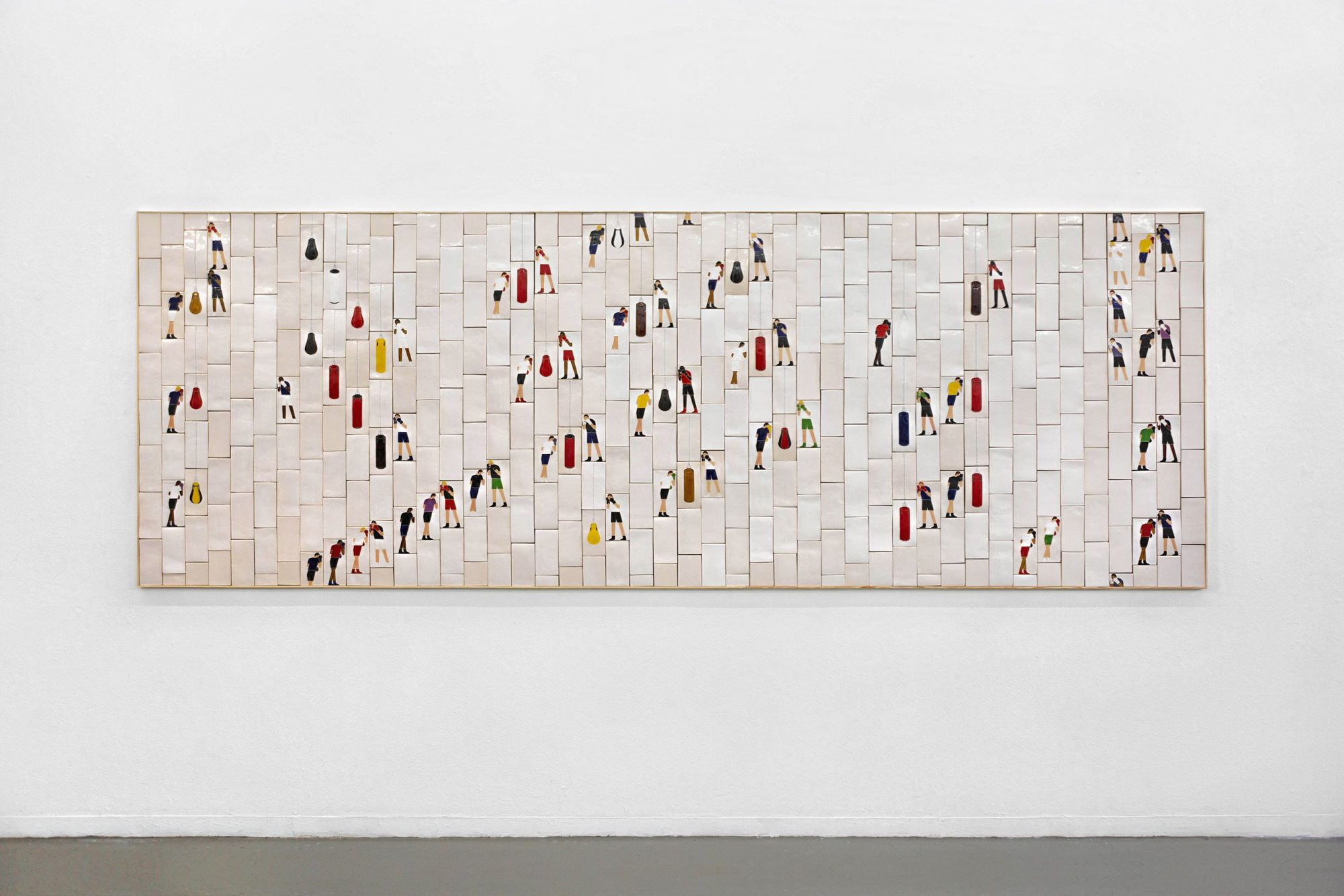 Jamin Pamin, Boxer, Anordnung I, ca. 120 x 350 cm, glasierte Keramik, 2026, Foto: Jamin Pamin